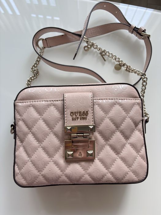 Чанта      GUESS
