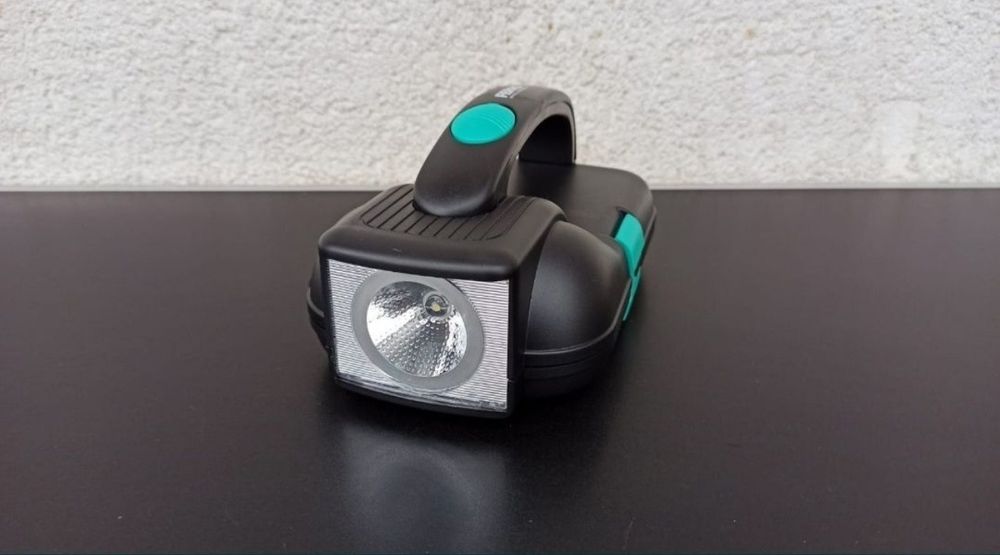 Lanterna de mana led set cu trusa de scule chei tubulare surubelnite

80 lei