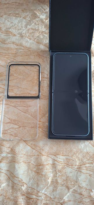 Продавам телефон Галакси Z Flip6