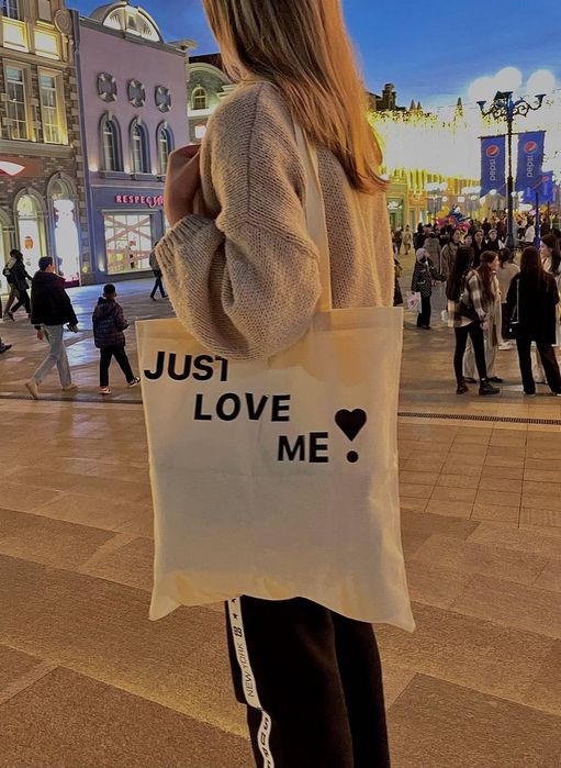 Шопперы с надписью, стикерами.