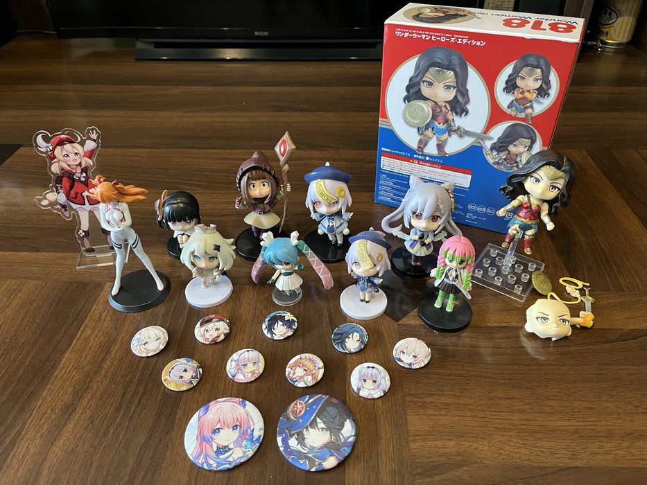 Аниме фигурки и значки