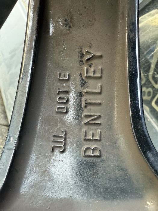 Bentley Bentayga 285/45/21 Оригинални Зимни Гуми Дот 22г