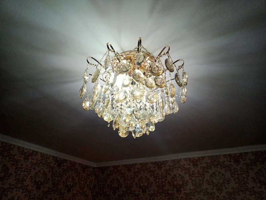 Продам шикарную люстру