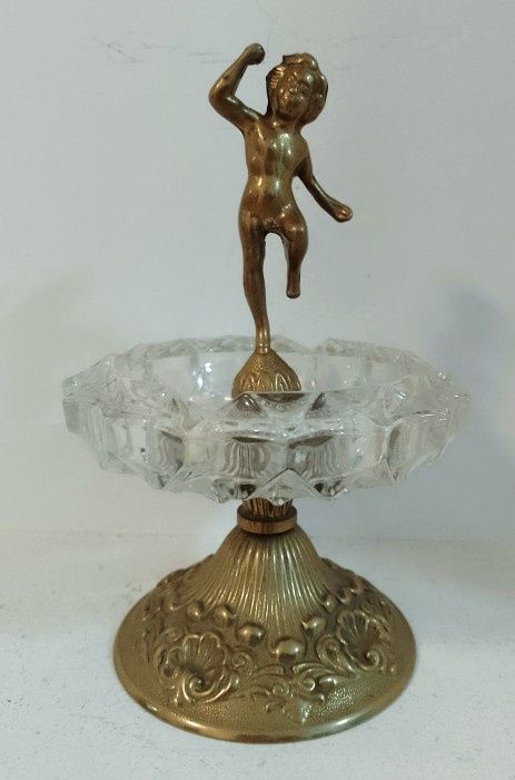 Eleganta scrumiera vintange in stilul Baroc cu elemente din bronz ,stare excelentă,piesa deosebita