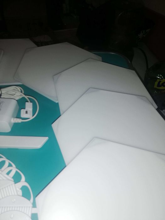 Nanoleaf Shapes Hexagon Starter Kit - пълен комплект от 9 Смарт LED светлинни панелa, контролер и аксесоари (като нови)