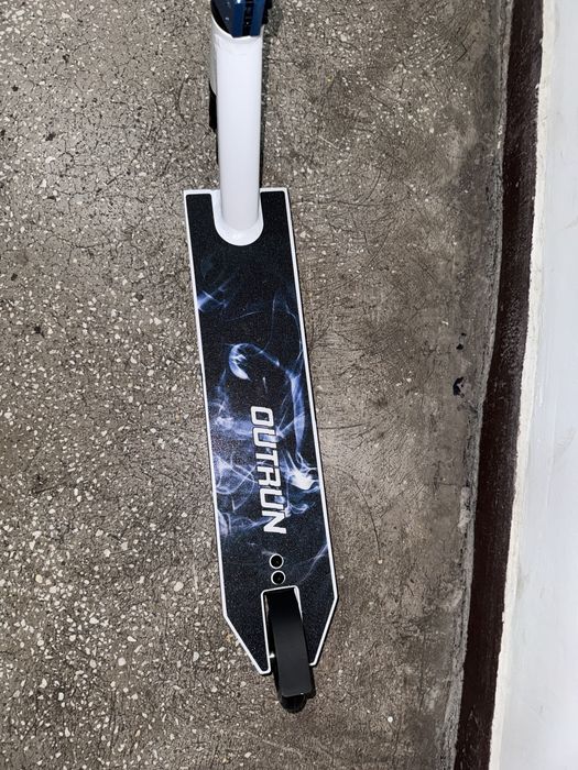 Trotineta freestyle scheme Blazer Pro Outrun 2 FX Scooter white smoke