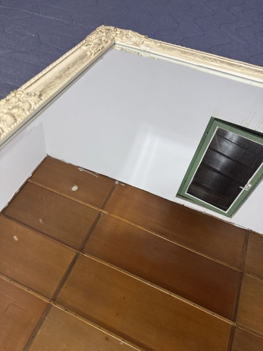 Oglindă de perete 80 × 60 cm, cu ramă albă decorativă