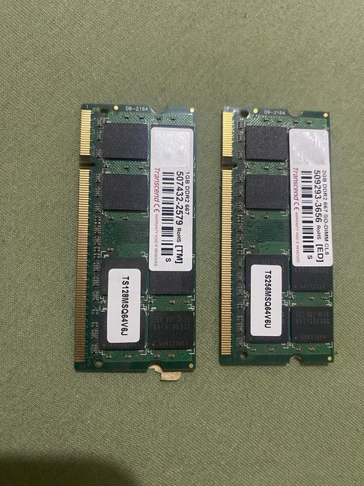 2 stickuri de RAM pentru laptop.
