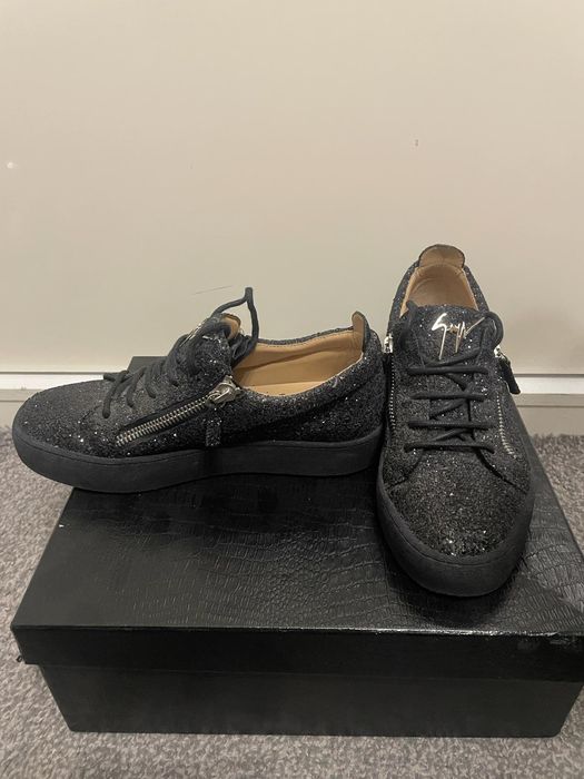 Vând sneaker Philipp plein si Giuseppe zanotti
Nu răspu
 Giu