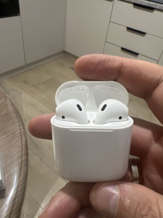 Продам airpods оригинал