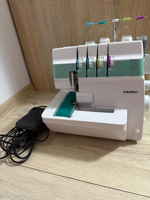 Vând mașină de cusut Overlock Medion