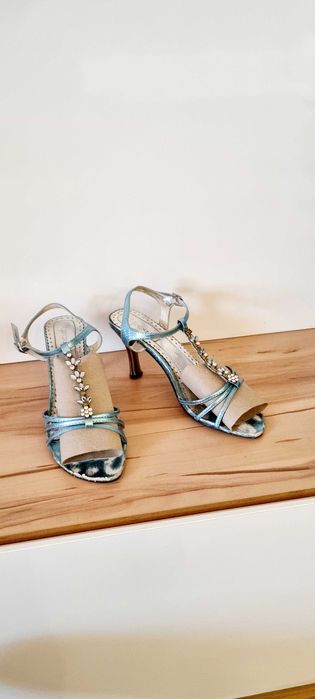 Ботуши  естествена мека кожа.Нови. С цип .
37 рр. Ток 4см. Удобни