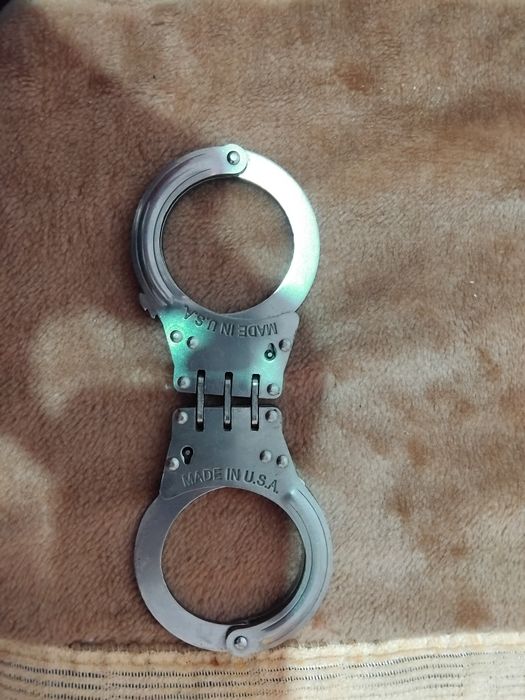 Vând cătușe full metal