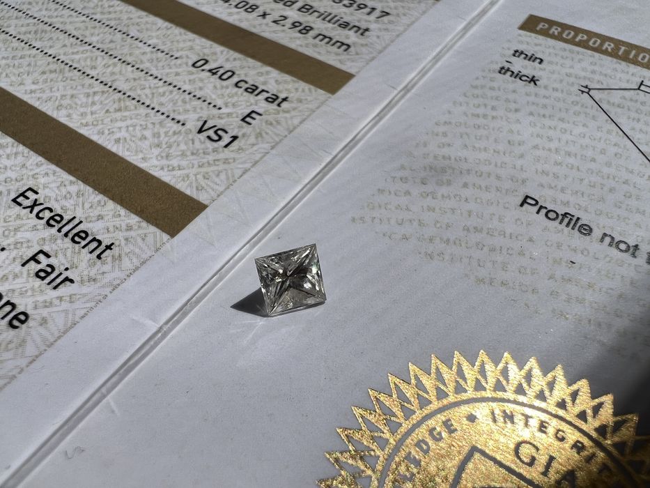 Бриллиант 0.40 ct GIA (E/VS1) с сертификатом, идеальный для кольца