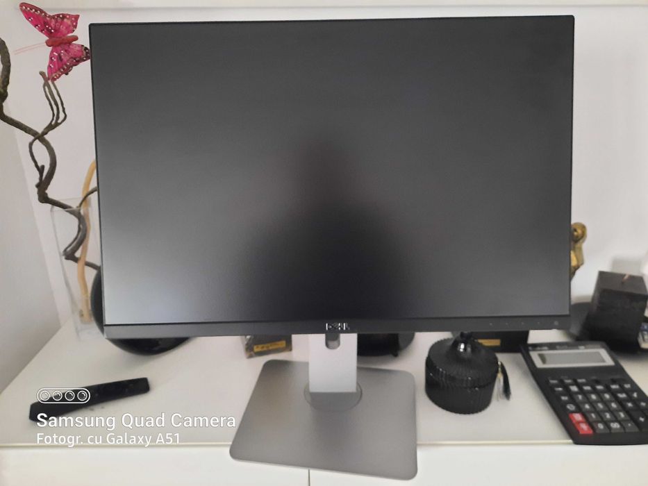 Vand monitor Axus & Dell in stare excelenta de functionare