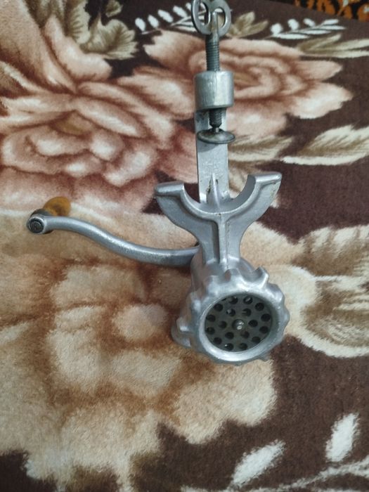 Продается ручная мясорубка.