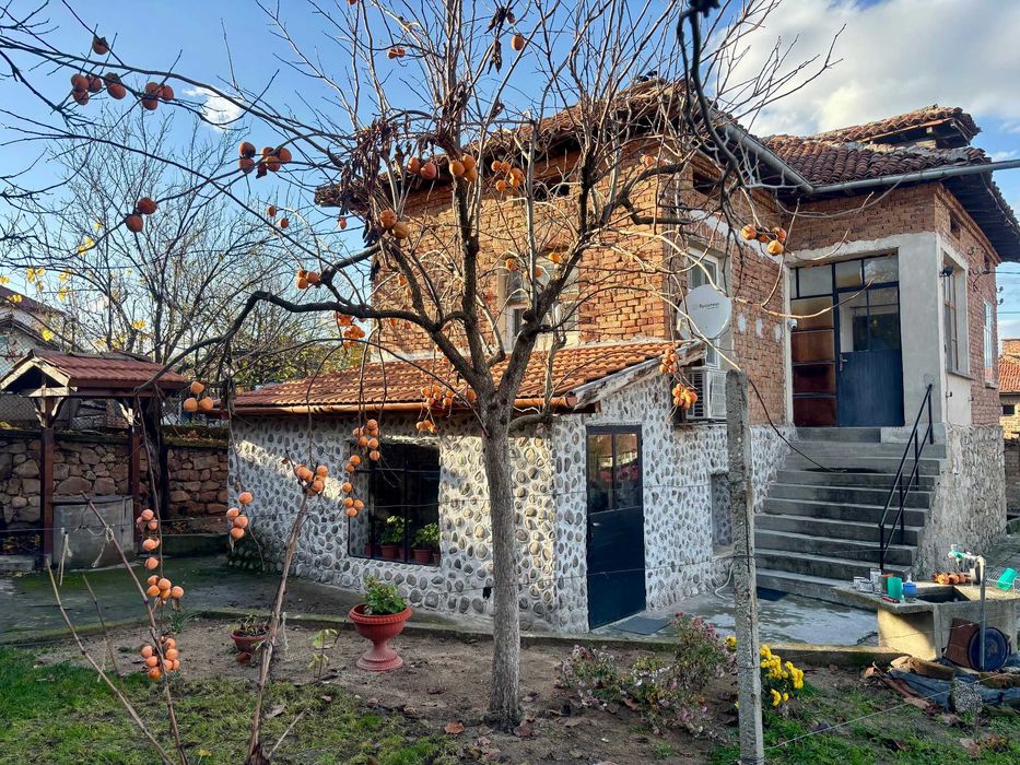 Продавам къща с двор в село Каравелово