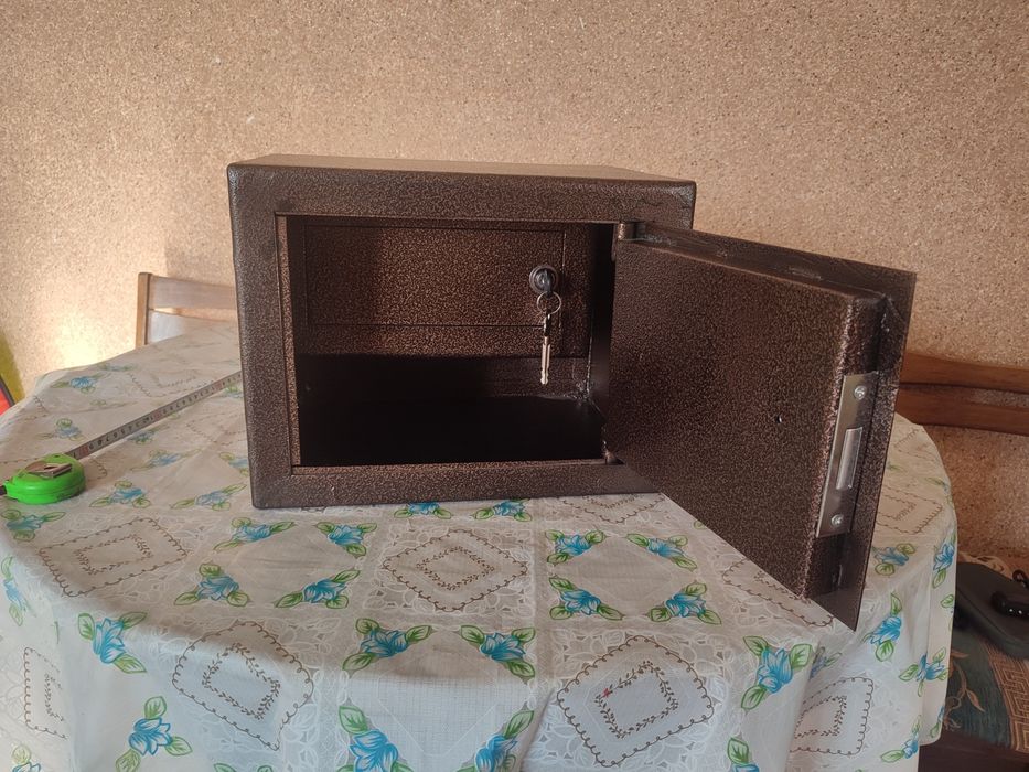 Сейф   небольшой