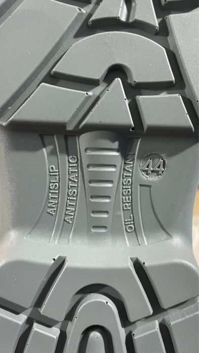 Работни обувки с бомбе