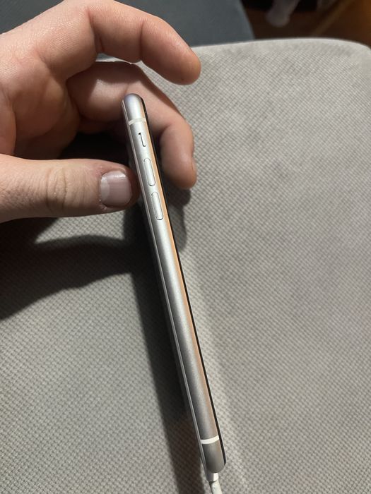 Iphone 11 64 GB, 93% спукано стъкло