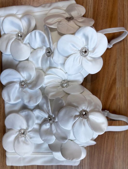 Топ бял с 3Д цветя