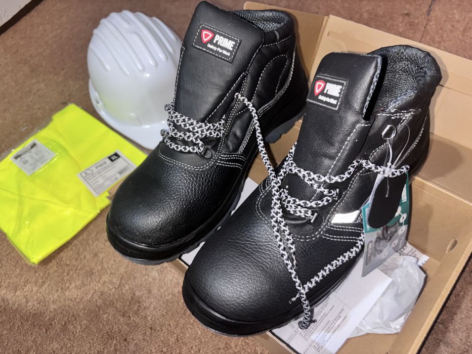 Vand bocanci noi marime 44