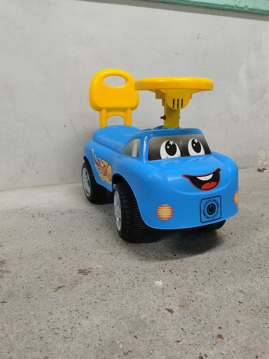 Детска кола за бутане с крачета.