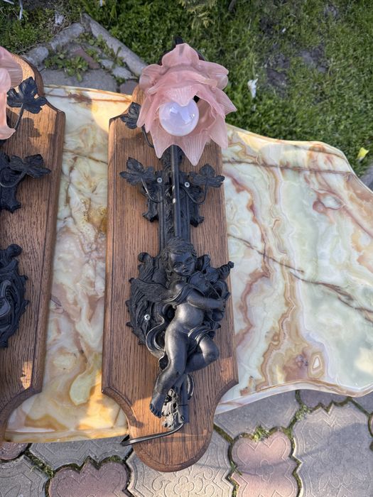 Doua aplice din polirasina pe suport din lemn