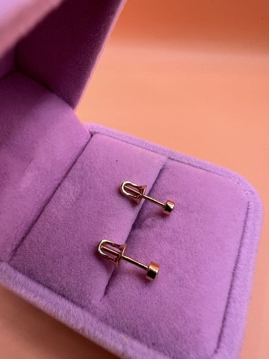 Продам золотые серьги - гвоздики.