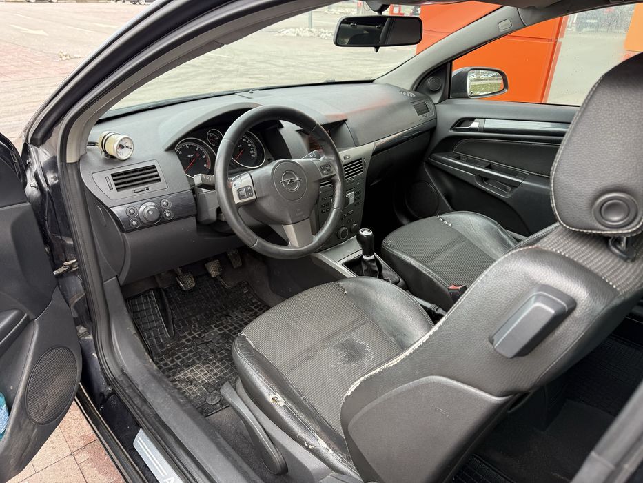 Opel Astra H GTC 1. 9 +
