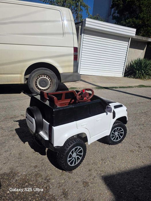 Акумулаторен джип Land rover