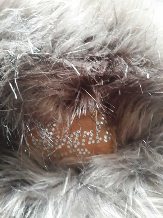 Caciula blana sintetica