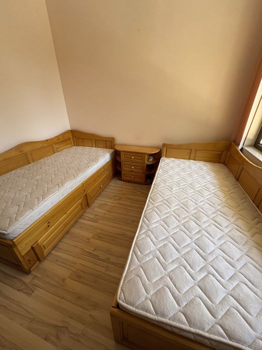 Продавам две легла от масивна дървесина с размери  90/190. Леглата са със матраци "Тед", с две чекмеджета .