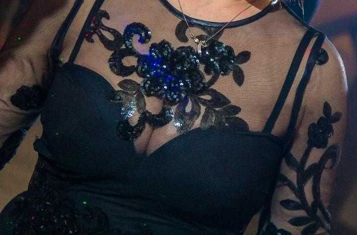 Vând rochie neagră superbă din dantelă și paiete marime M