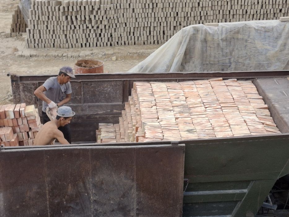 Красный жженый кирпич