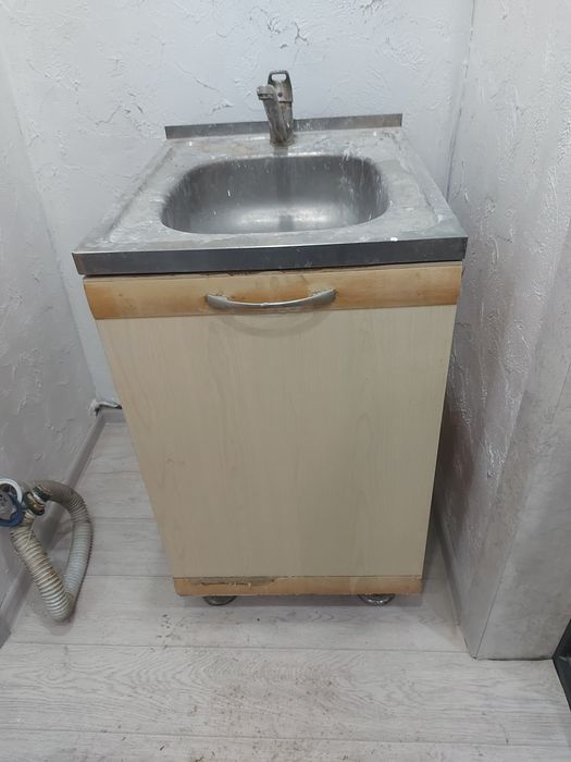 Продам раковину с тумбой