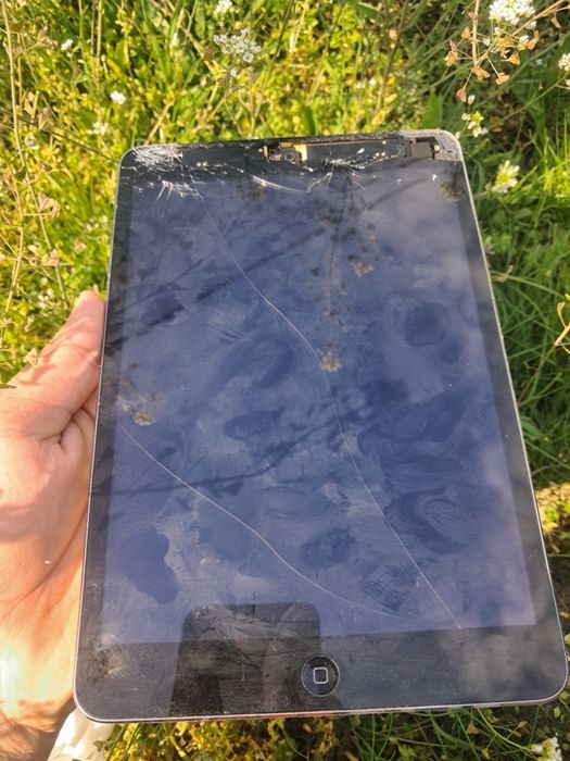Vând ipad 4 mini pentru piese