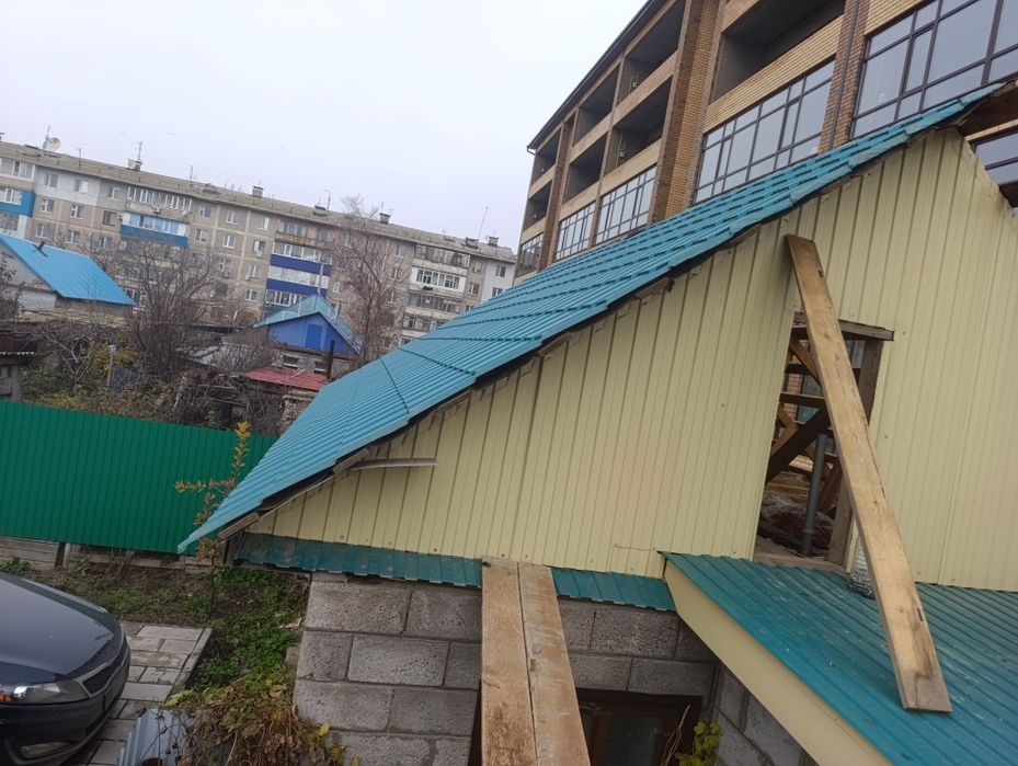 Черепица, пиломатериал.