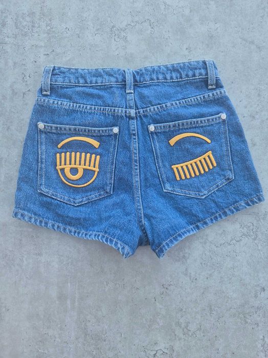 Chiara Ferragni къси дънкови панталонки