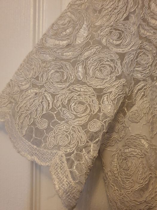 Rochie prețioasă din dantelă plină in relief si mătase grea georgette