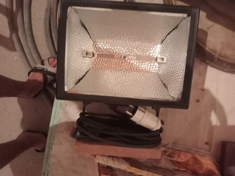 Assalomu alaykum projektor sotiladi fklyuchateli ham bor.