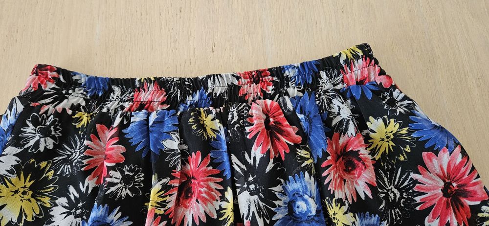 Fusta mini cu elemente florale