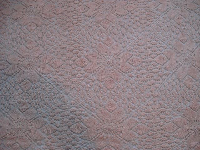 каре българска бродерия и уникална плетена покривка за легло