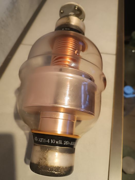 Вакуумный конденсатор.