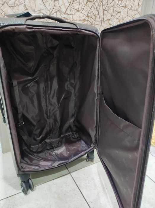 Продам чемоданы.