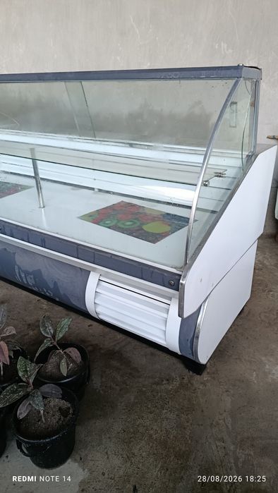 Sovutgichli savdo vitrinasi