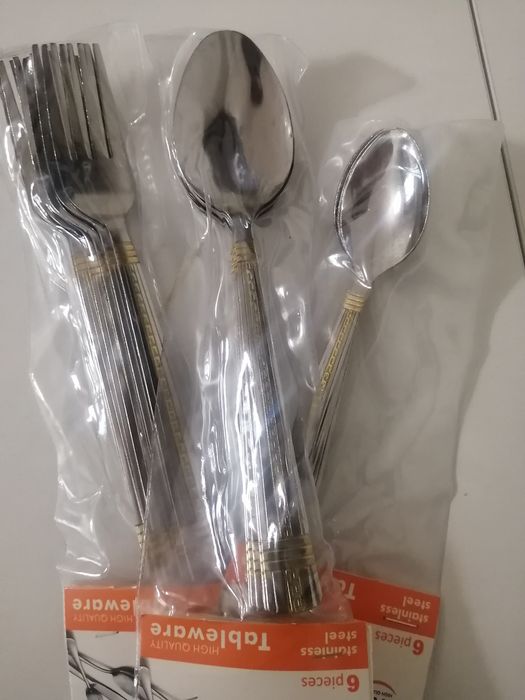 Продам столовый набор новые .