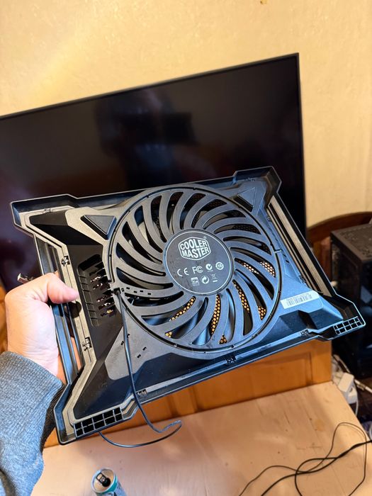 Продавам охлаждане за лаптоп COOLER MASTER с usb