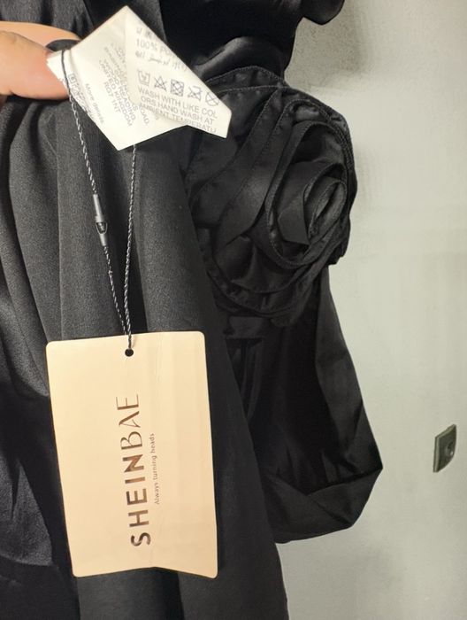 Дълга черна рокля