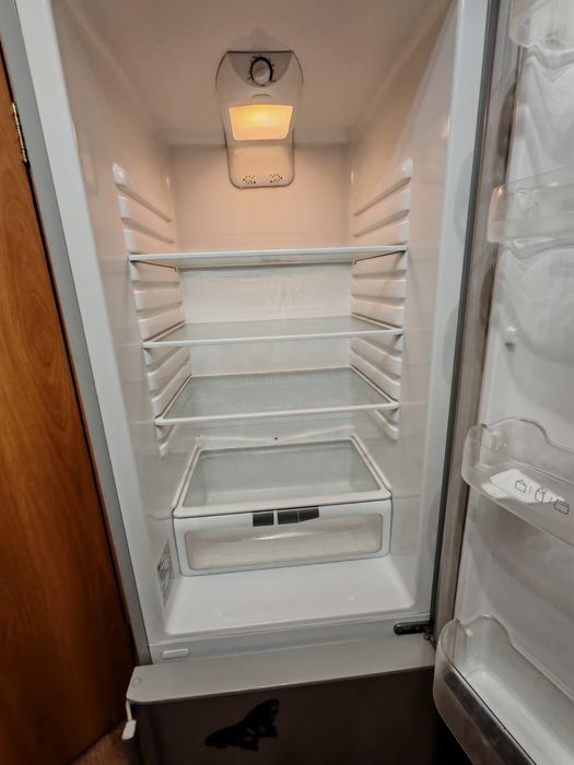 Продам Холодильник LG,